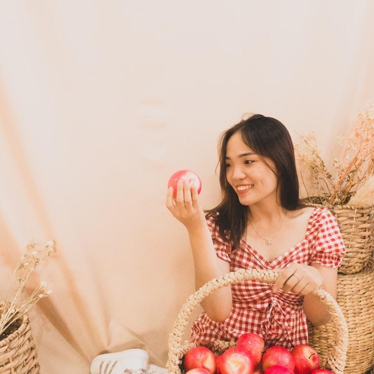 Aisha Rana, Lead Design Curator at Sundaw Nember Leaf, reviewing corporate floral arrangements